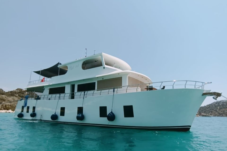 Blue Pearl Trawler – Full Exterior on Water
