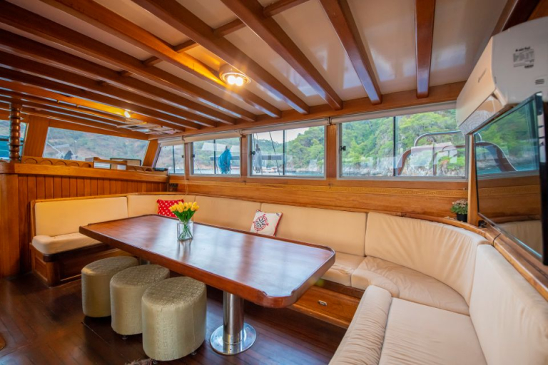 Northwind Gulet – Comfortable Lounge with Panoramic Windows