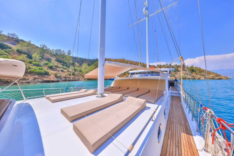 kasapoglu-6-foredeck-view-with-sailing-masts