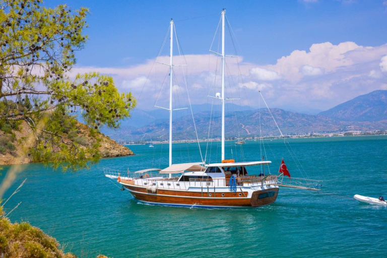 kasapoglu-6-gulet-framed-by-nature-on-the-sea