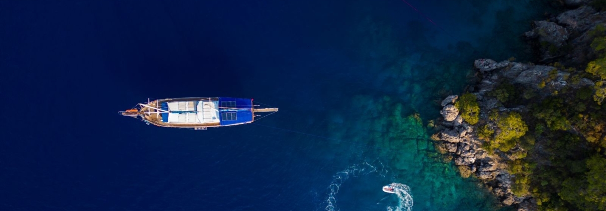 4-day-blue-cruise-turkey Traditional gulet sailing the Turkish coast during a 4-day blue cruise with clear waters and coastal scenery