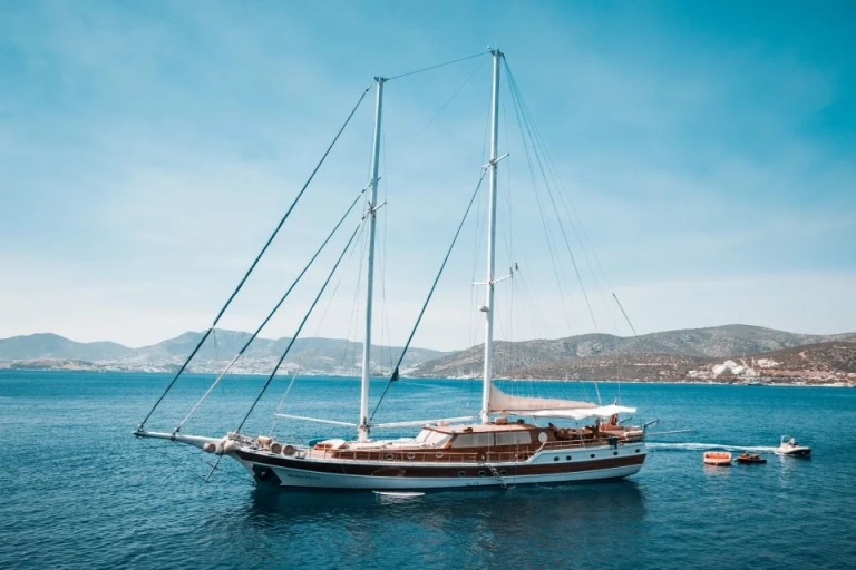 felina-gulet-exterior-anchored