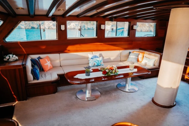 felina-salon-seating-area