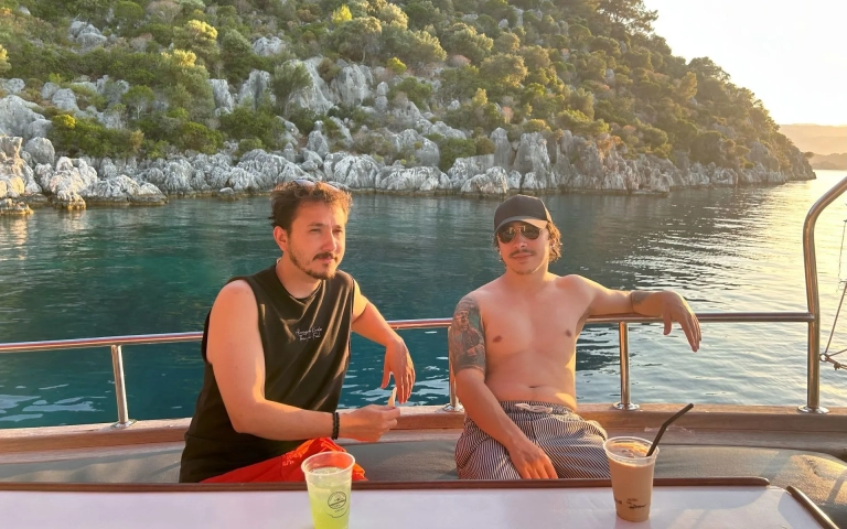 kekova-boat-tour-friends-chilling-sunset
