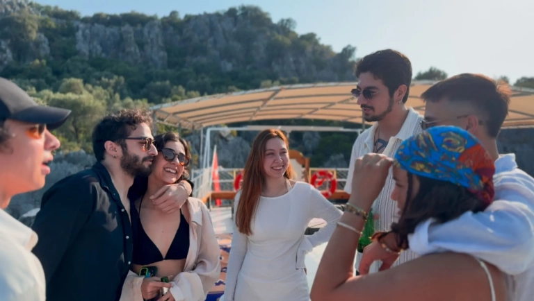 kekova-boat-tour-group-friends-happy