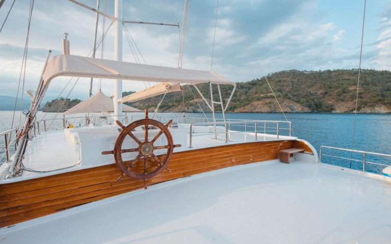 sailing-boat-deck-and-helm-kekova